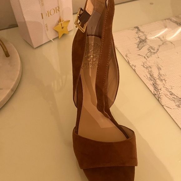 BRAND NEW VINCE CAMUTO SAKARI HEELS - Picture 3 of 5